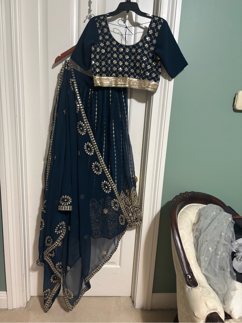 Tealc women’s three piece Lehenga beautiful. Wedding guest or reception piece. M